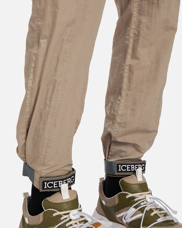 Pantaloni da uomo beige con cinturini e logo Iceberg - Iceberg - Official Website