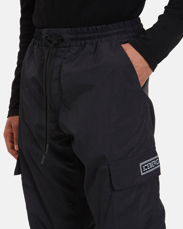 Pantaloni cargo uomo neri in nylon con patch logato e dettagli catarifrangenti - Iceberg - Official Website
