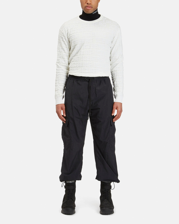 Pantaloni cargo uomo neri in nylon con patch logato e dettagli catarifrangenti - Iceberg - Official Website