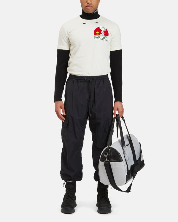 T-shirt uomo ecru con grafica Snoopy, dettagli floccati e asole per auricolari - Iceberg - Official Website
