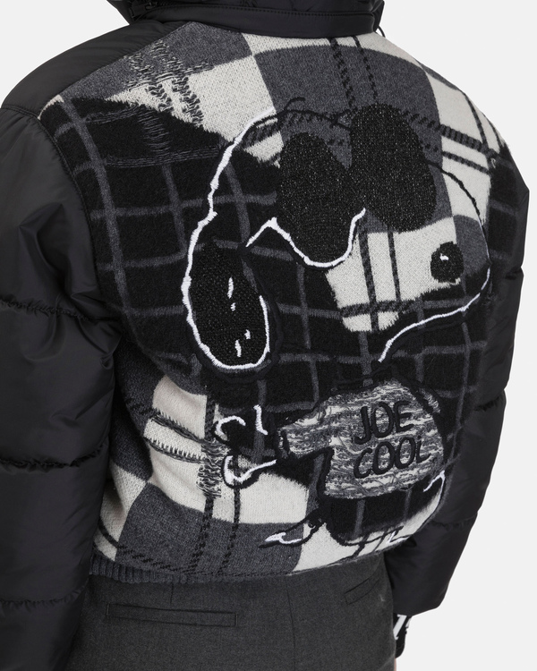 Piumino corto donna nero con ricamo Snoopy Joe Cool su sfondo pattern check sul retro - Iceberg - Official Website