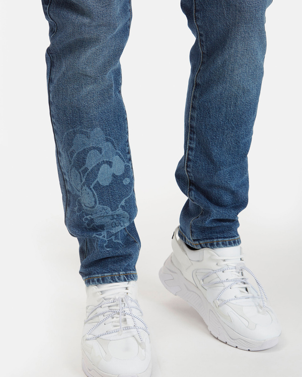 Jeans uomo blu stone washed slim fit con grafica Snoopy laserata sul fondo gamba - Iceberg - Official Website
