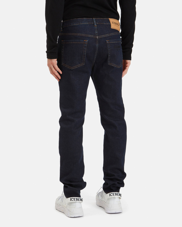 Jeans uomo blu regular fit con resinatura in capo e logo ricamato effetto 3D - Iceberg - Official Website