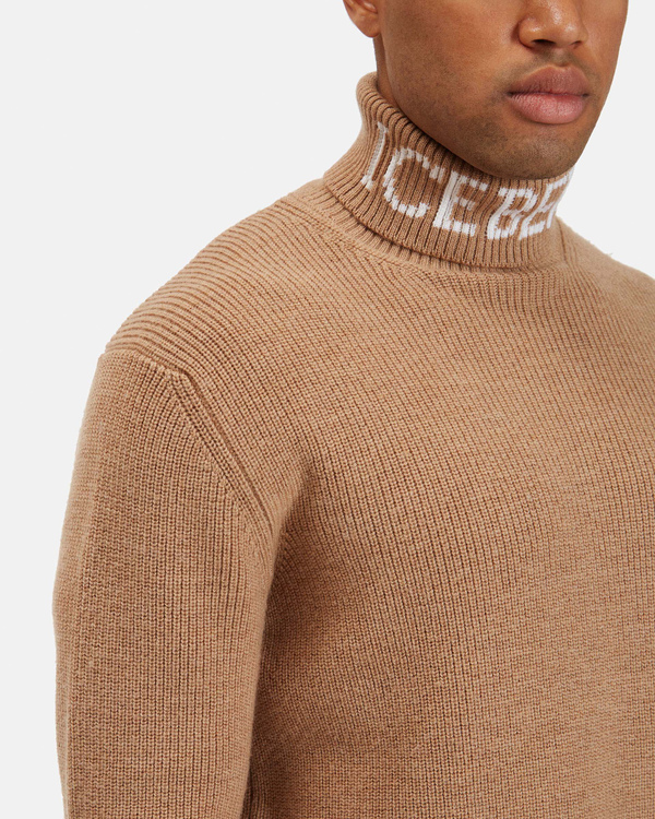 Men's hazelnut turtleneck merino wool pullover with contrasting logo on neck - Iceberg - Official Website