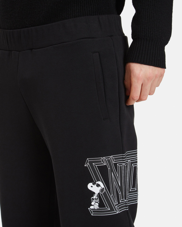 Pantaloni uomo neri in felpa con multi stampe Woodstock e Snoopy a contrasto - Iceberg - Official Website
