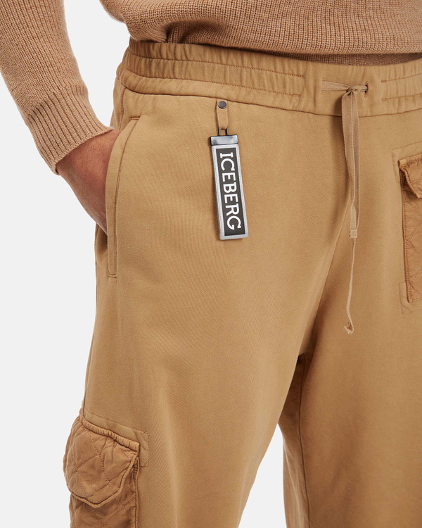 Pantaloni uomo oversize color cammello in cotone con tasconi e tiretto logato a rilievo - Iceberg - Official Website