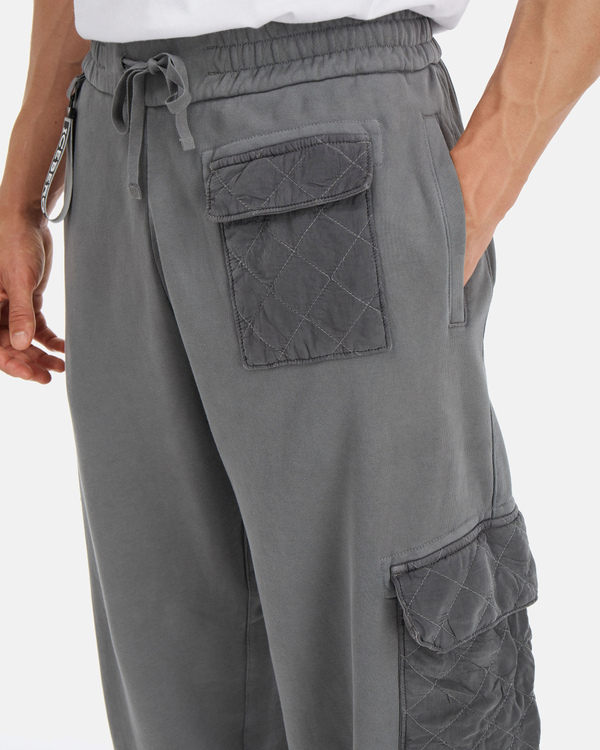 Pantaloni uomo oversize grigi in cotone con tasconi e tiretto logato a rilievo - Iceberg - Official Website