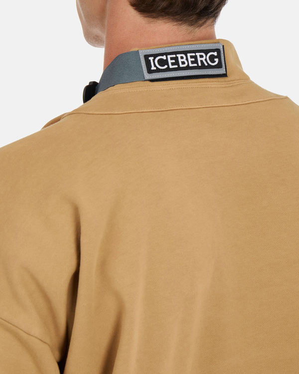 Felpa uomo cammello con collo montante e maxi tasca applicata con logo - Iceberg - Official Website