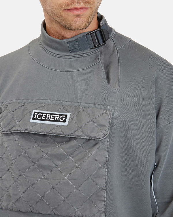 Felpa uomo grigia in cotone con collo montante e maxi tasca applicata con logo - Iceberg - Official Website