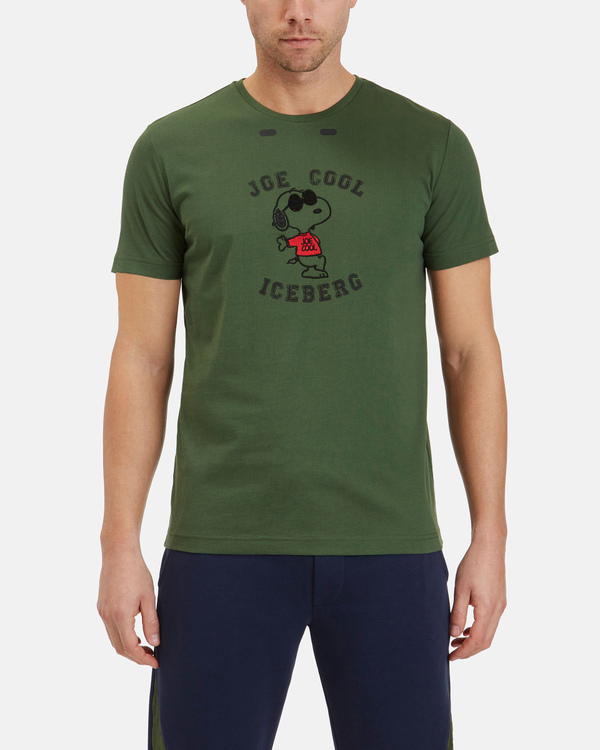 T-shirt uomo verde militare con ricamo Snoopy e dettaglio di asole per auricolari - Iceberg - Official Website