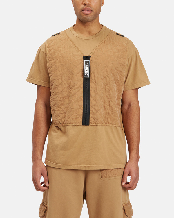T-shirt uomo color cammello con gilet applicato e logo gommato - Iceberg - Official Website