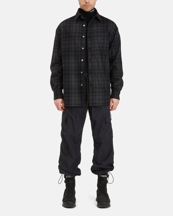 Camicia uomo a maniche lunghe con pattern a quadri grigi e neri e logo ricamato sul retro - Iceberg - Official Website