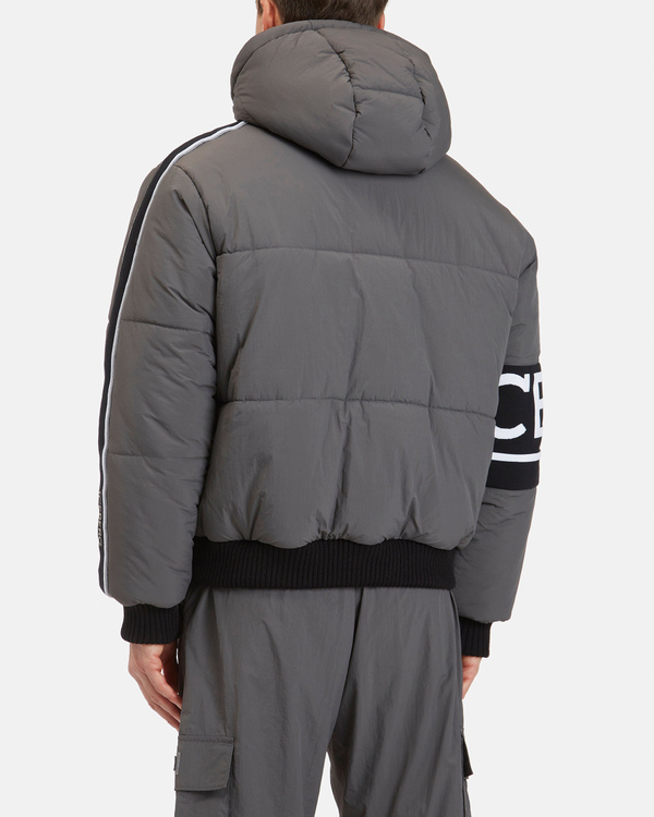 Giubbotto uomo grigio in nylon imbottito con polsi in maglia, logo jacquardato e zip reflex - Iceberg - Official Website