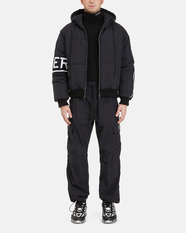 Giubbotto uomo nero in nylon imbottito con polsi in maglia, logo jacquardato e zip reflex - Iceberg - Official Website