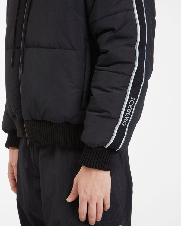 Giubbotto uomo nero in nylon imbottito con polsi in maglia, logo jacquardato e zip reflex - Iceberg - Official Website