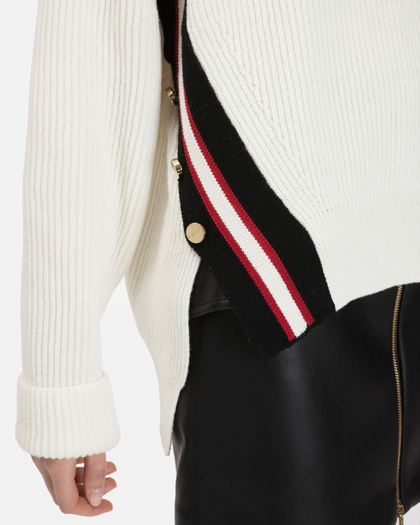 Pullover donna color panna con collo alto ampio e righe laterali a contrasto - Iceberg - Official Website