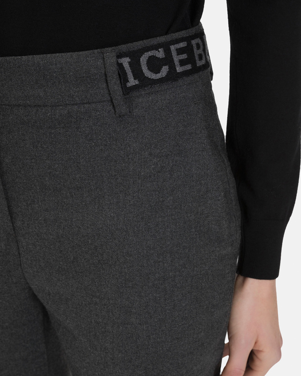 Pantaloni a sigaretta donna grigio melange in flanella con tape logato al punto vita - Iceberg - Official Website