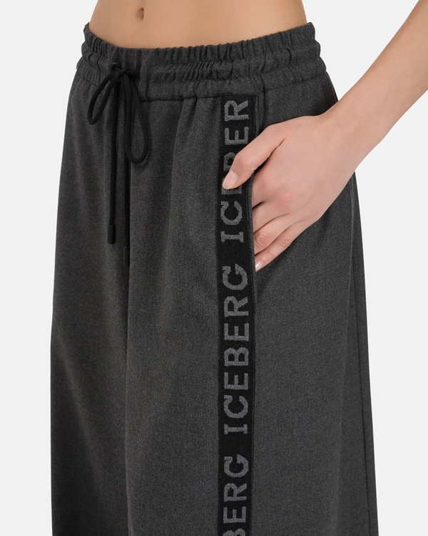 Pantaloni donna grigio melange in flanella wide leg con coulisse e tape in maglia logato - Iceberg - Official Website