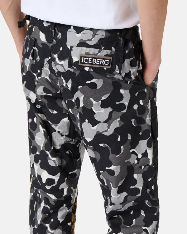Grey camouflage patch cargo trousers - Iceberg - Official Website
