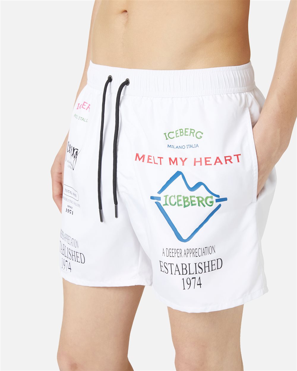 Badehose in optischem Weiß mit Prints, Schriftzug und Tunnelzug in Kontrastfarbe - Iceberg - Official Website