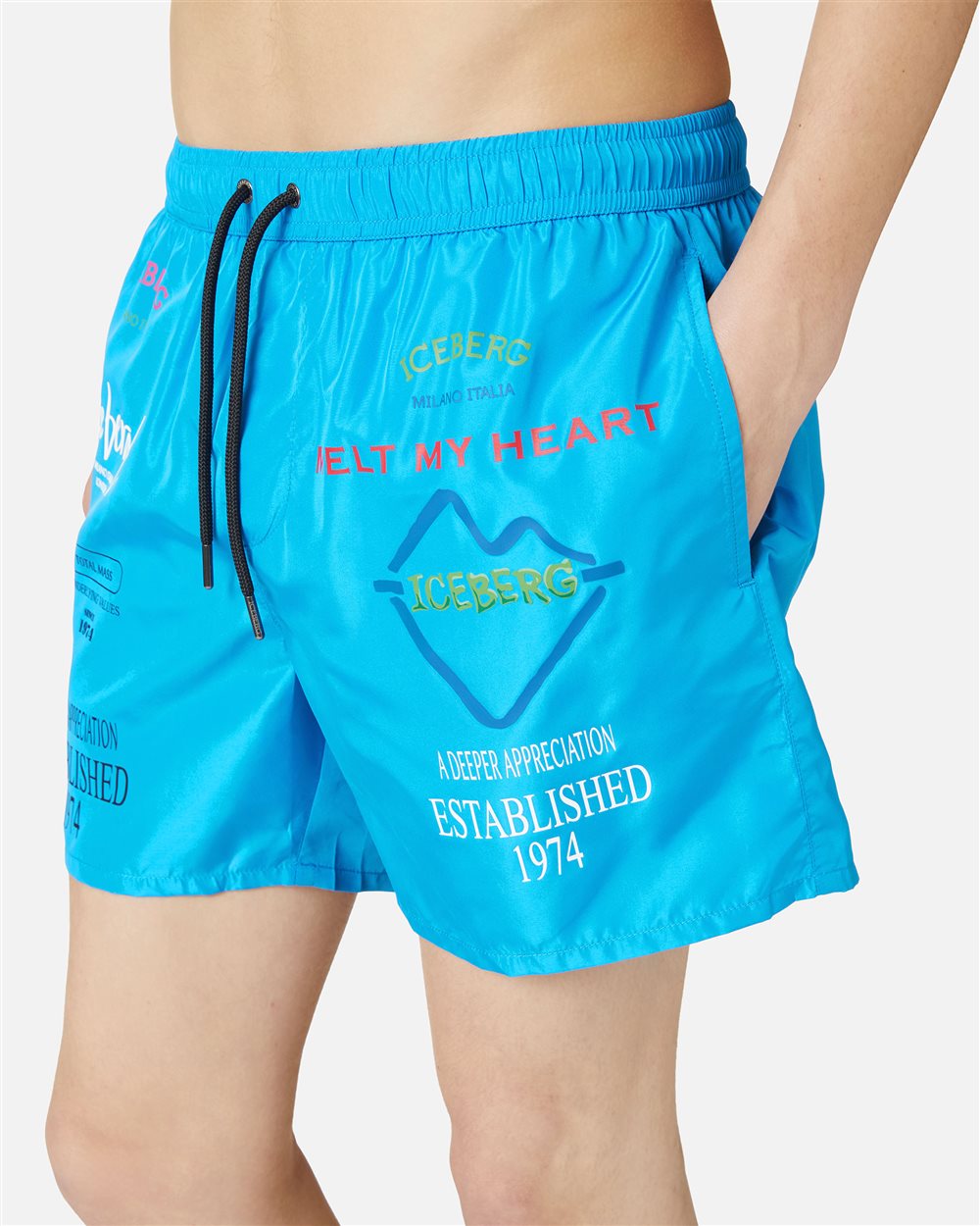 Badehose in hellem Türkis mit Prints, Schriftzug und Tunnelzug in Kontrastfarbe - Iceberg - Official Website