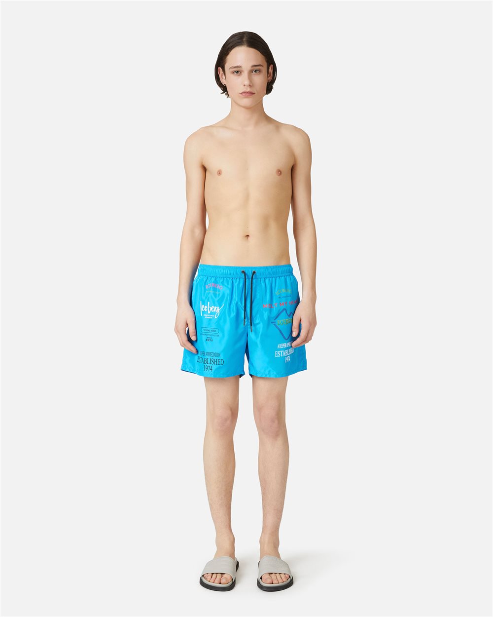 Badehose in hellem Türkis mit Prints, Schriftzug und Tunnelzug in Kontrastfarbe - Iceberg - Official Website