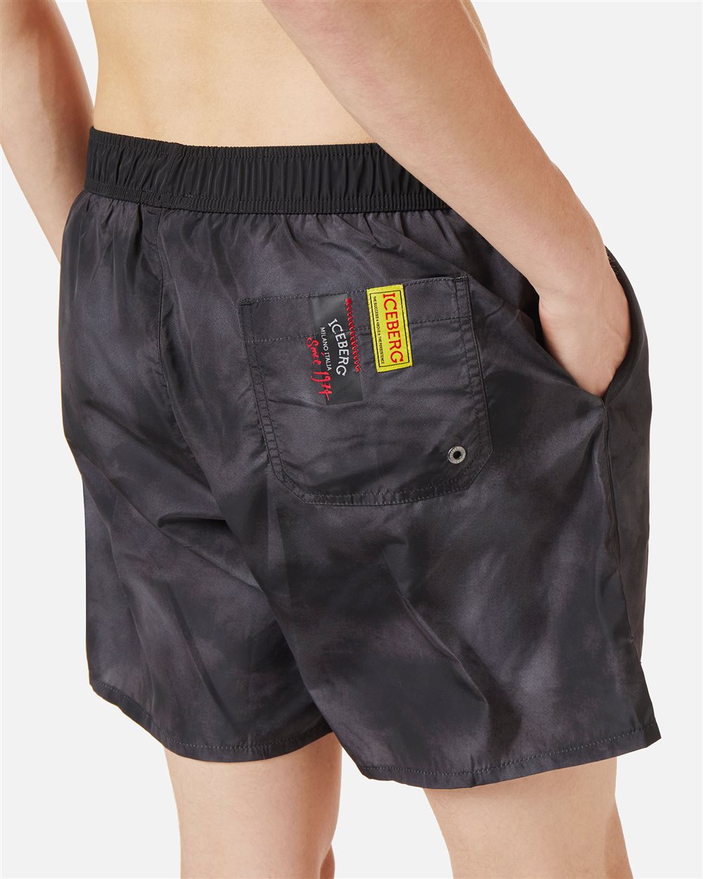 Schwarze Badehose mit Gummibund, schwarzem Tunnelzug und farblich abgestimmtem Allover-Iceberg-Logo - Iceberg - Official Website