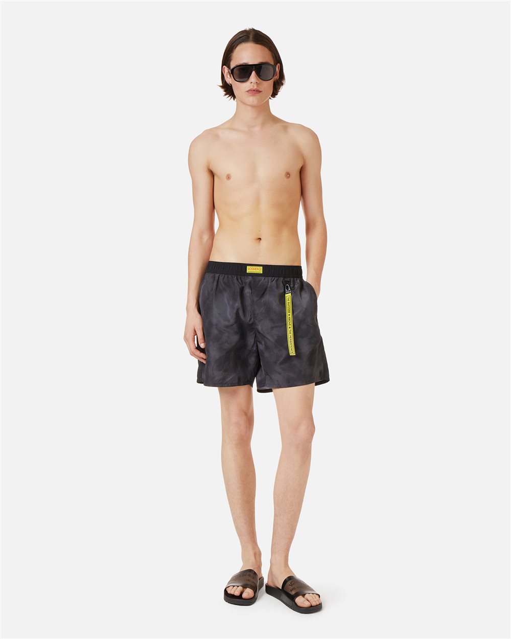 Schwarze Badehose mit Gummibund, schwarzem Tunnelzug und farblich abgestimmtem Allover-Iceberg-Logo - Iceberg - Official Website