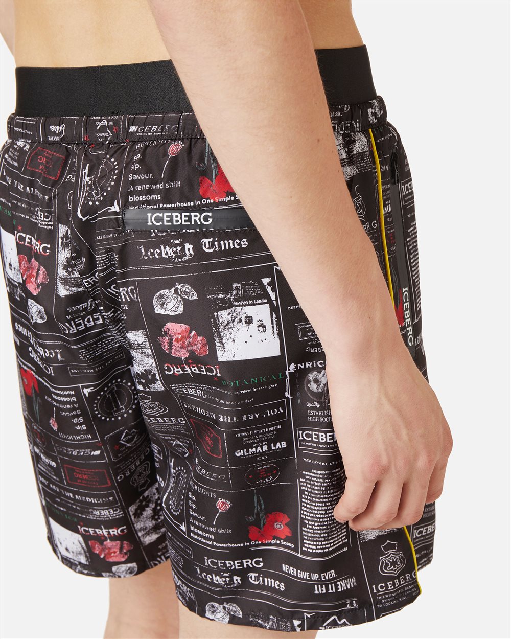 Boxer mare nero a fantasia newspaper con fascia in vita, coulisse e logo a contrasto - Iceberg - Official Website