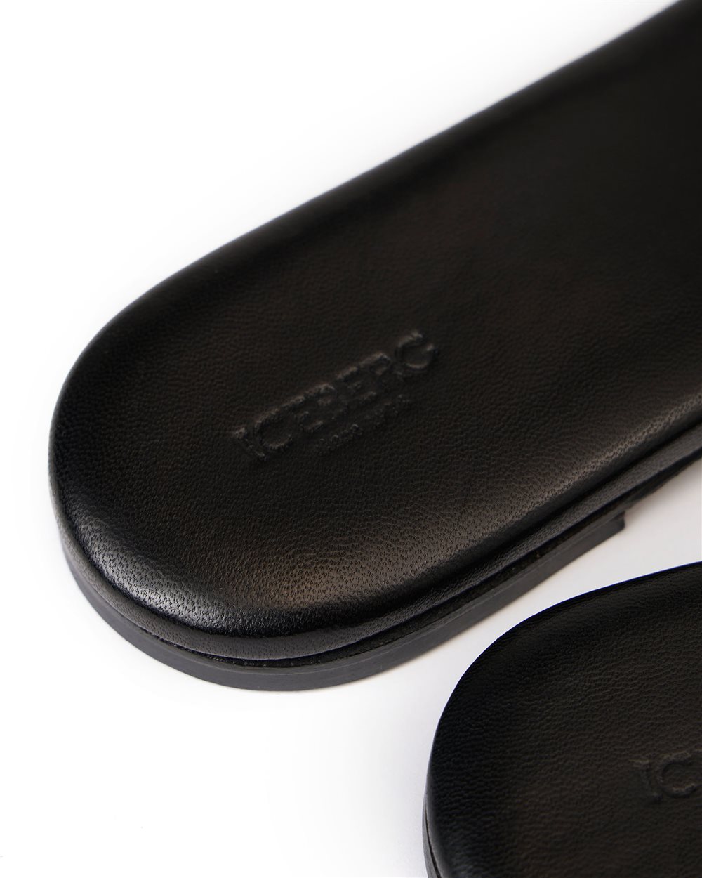 Black leather flat sandals with front strap and monogram details - Iceberg - Official Website