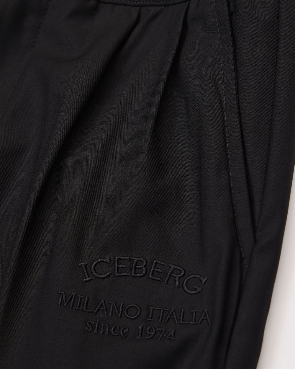 Pantalone nero in tessuto classico con gamba dritta e piega stirata - Iceberg - Official Website