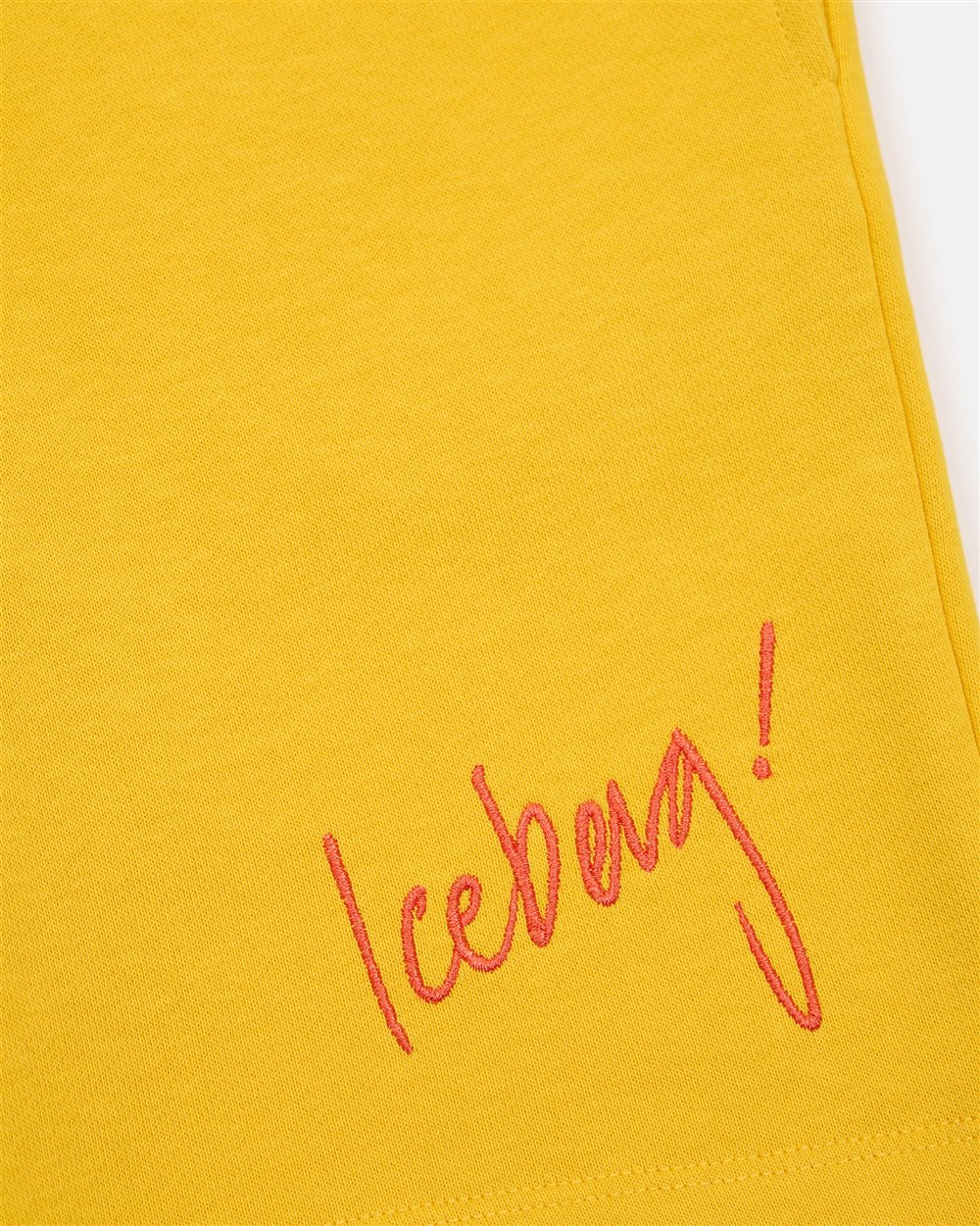 Gelbe Bermudashorts mit rotem Logo an der Seite - Iceberg - Official Website