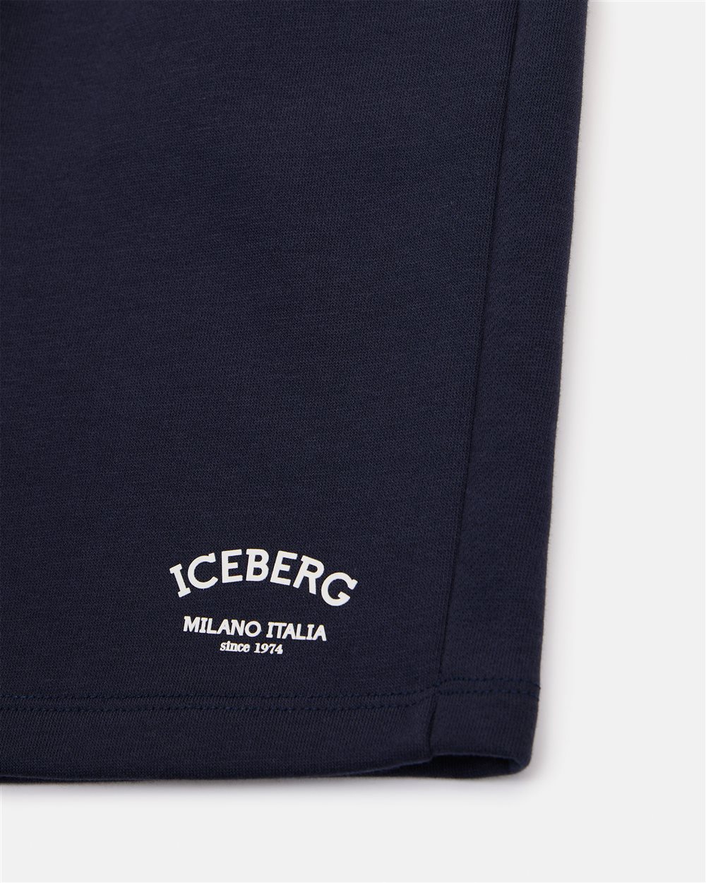 Bermuda blu con vita elastica e logo a contrasto - Iceberg - Official Website