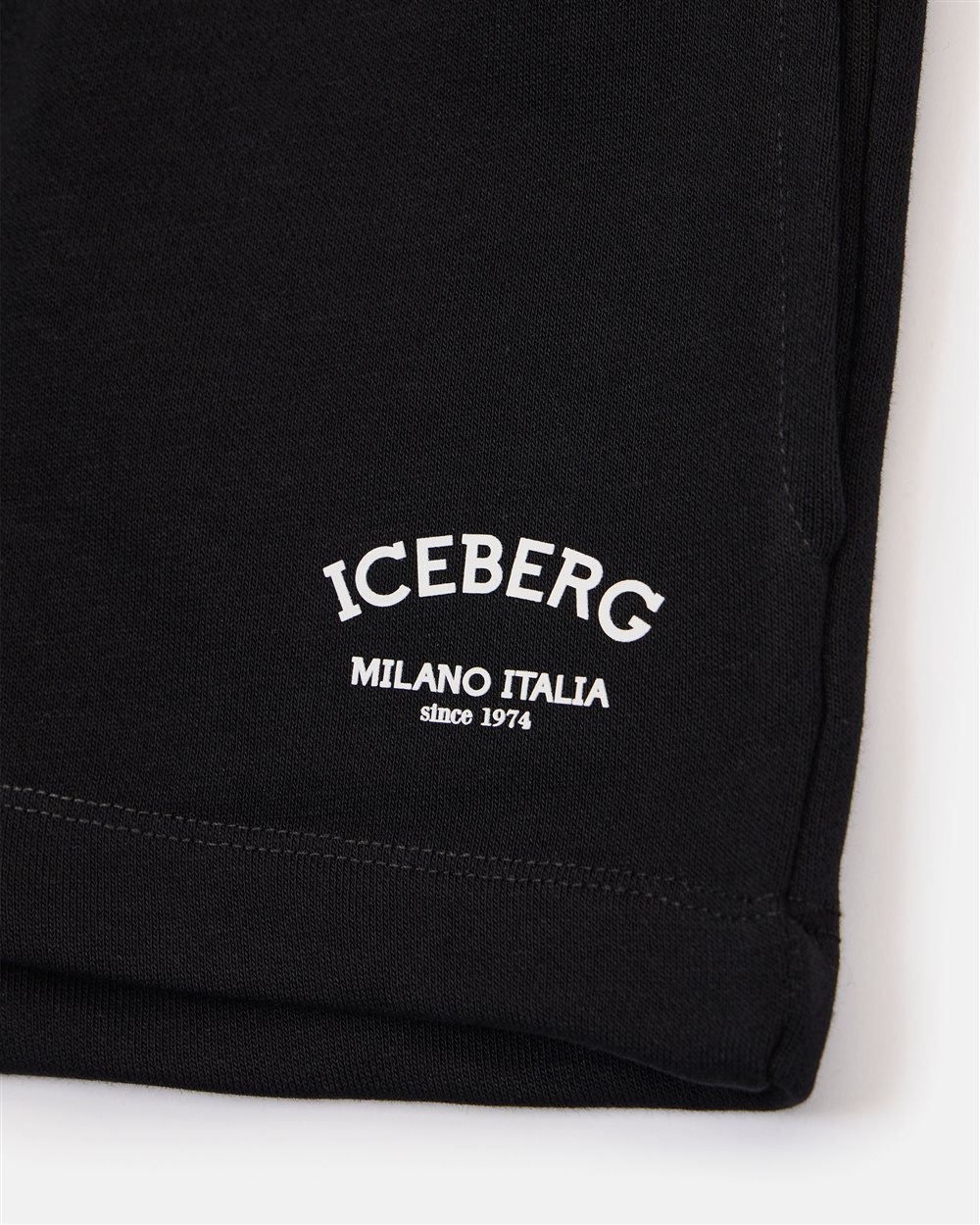 Schwarze Shorts mit elastischem Bund und kontrastierendem Logo an der Seite - Iceberg - Official Website