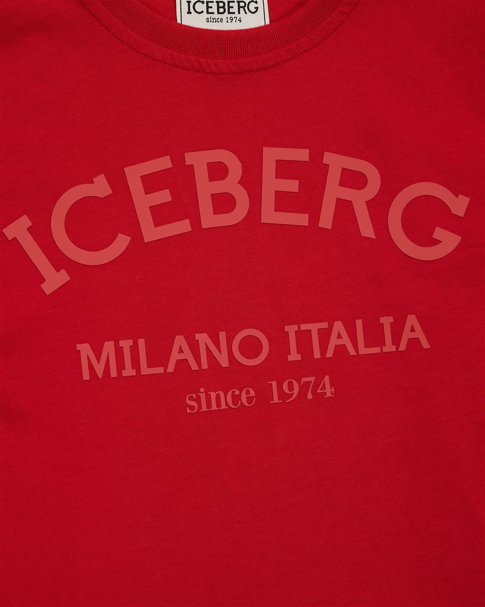 Rotes T-Shirt mit dem Logo der Marke Iceberg auf der Vorderseite - Iceberg - Official Website