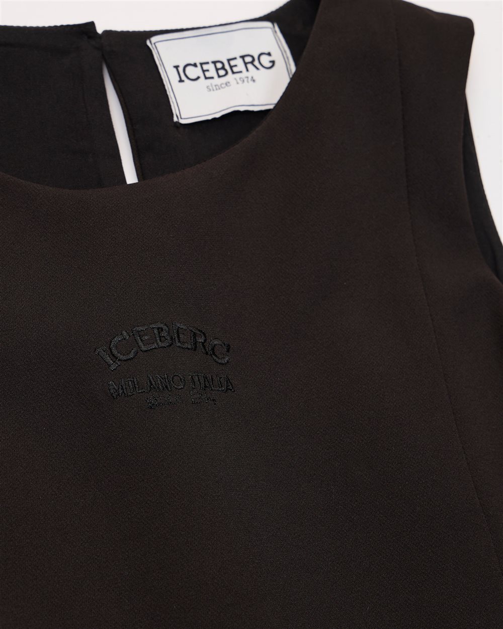 Sleeveless black shirt dress with pleated skirt and metal buckles on the sides - Iceberg - Official Website