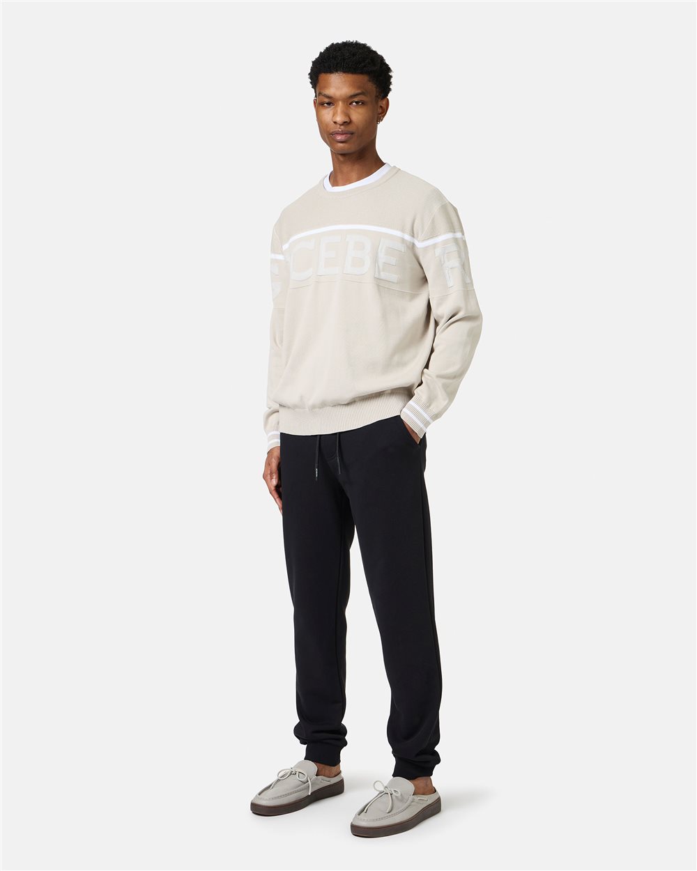 Black sweatpants in sustainable cotton with embroidered patch - Iceberg - Official Website