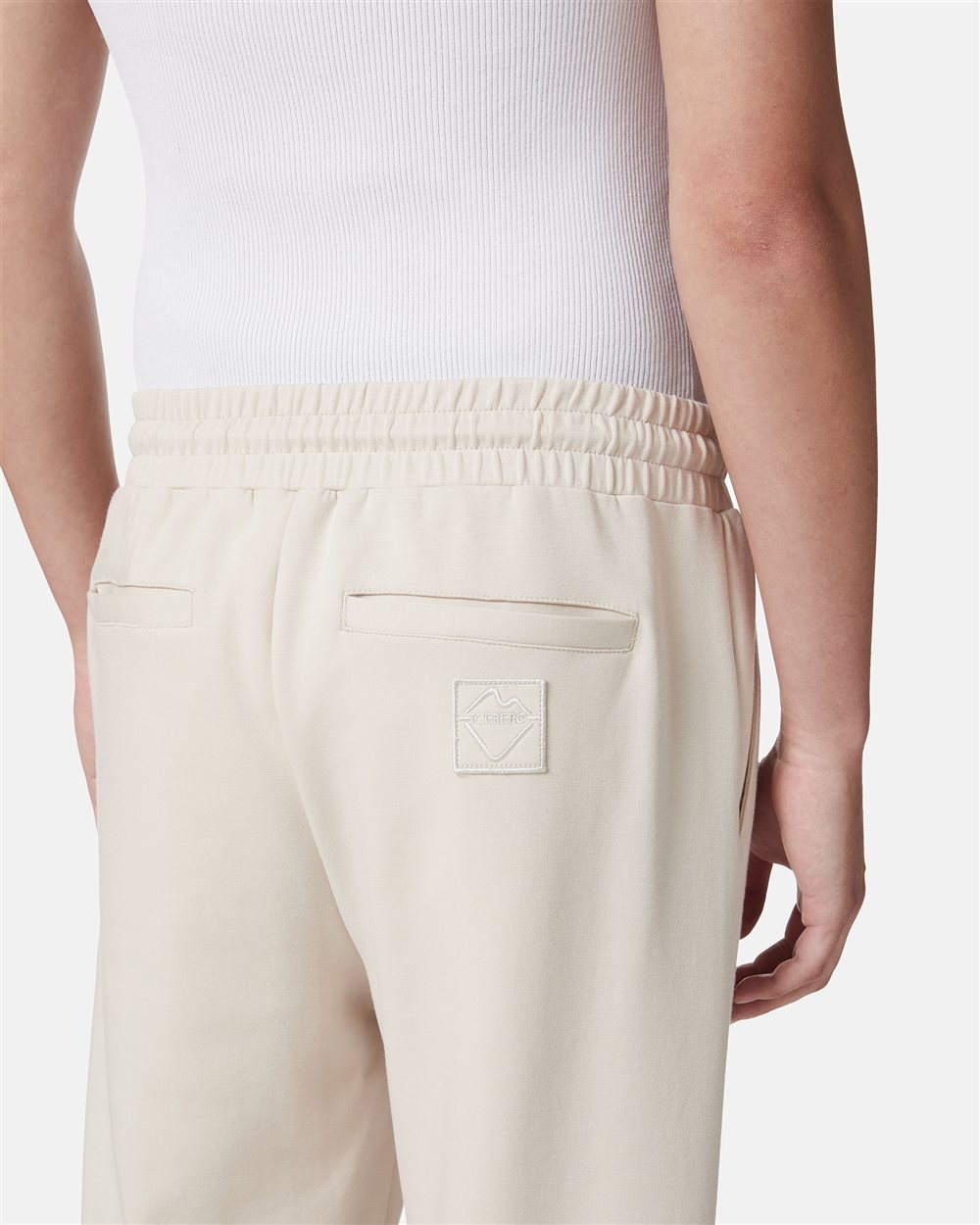 Dusty white trousers in scuba-effect fleece with Iceberg logo patch - Iceberg - Official Website