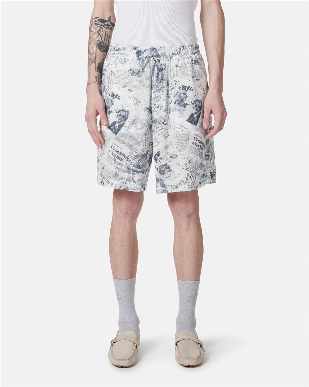 Comfort fit Bermuda shorts in a linen and cotton blend, blue background - Iceberg - Official Website