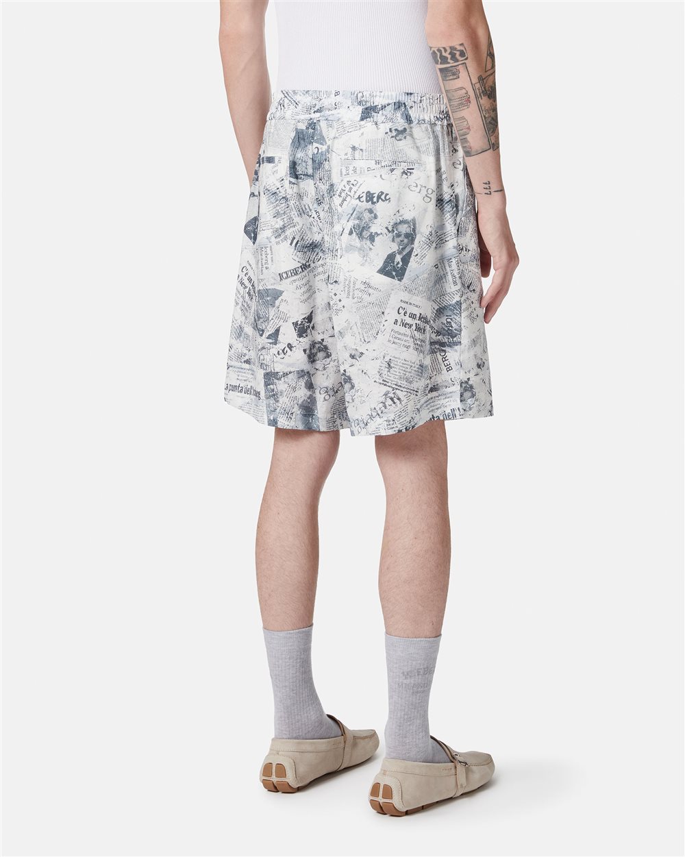 Comfort fit Bermuda shorts in a linen and cotton blend, blue background - Iceberg - Official Website