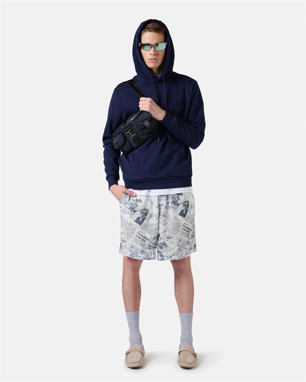 Comfort fit Bermuda shorts in a linen and cotton blend, blue background - Iceberg - Official Website