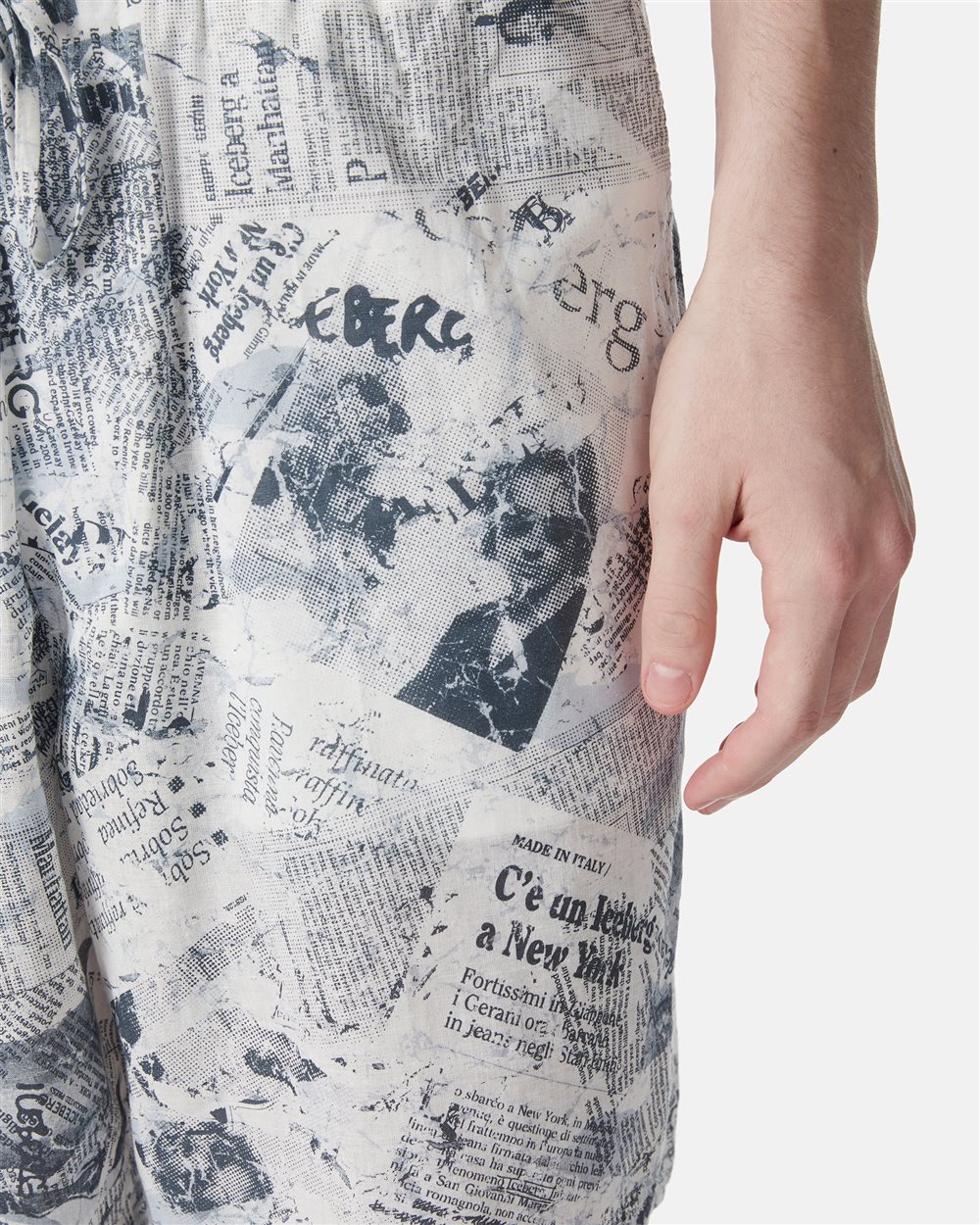 Comfort fit Bermuda shorts in a linen and cotton blend, blue background - Iceberg - Official Website