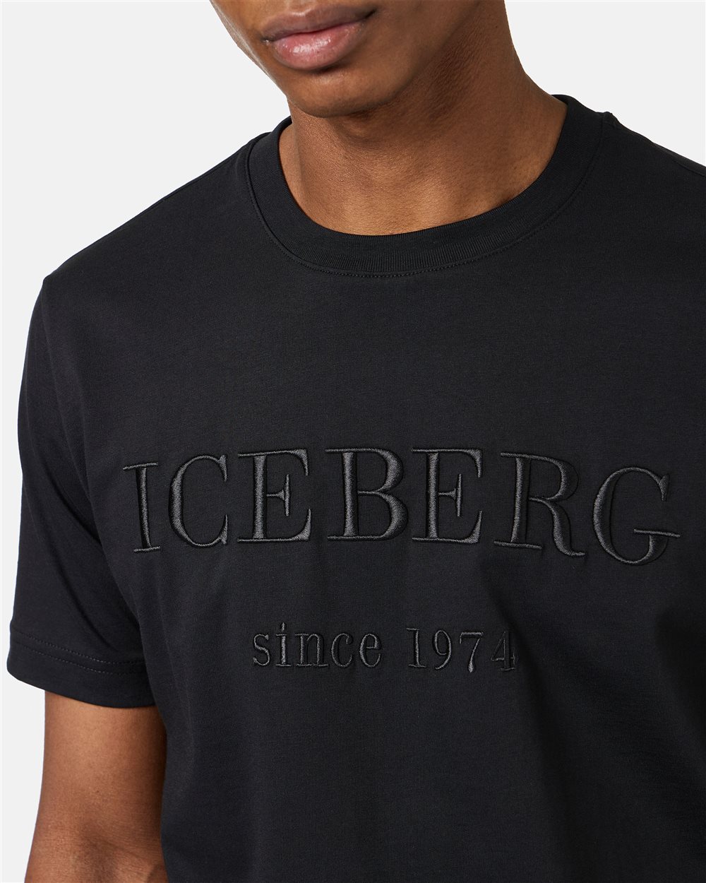 Schwarzes Carry-over-T-Shirt aus Baumwolle mit Logostickerei - Iceberg - Official Website