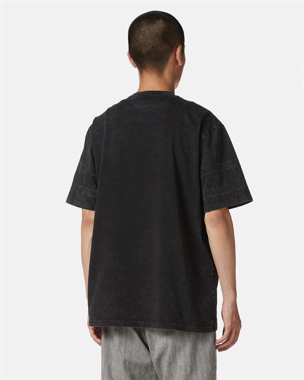 Relaxed fit black T-shirt in dyed cotton jersey - Iceberg - Official Website