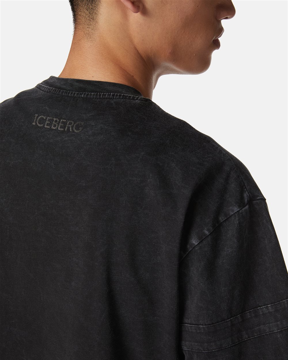 Relaxed fit black T-shirt in dyed cotton jersey - Iceberg - Official Website