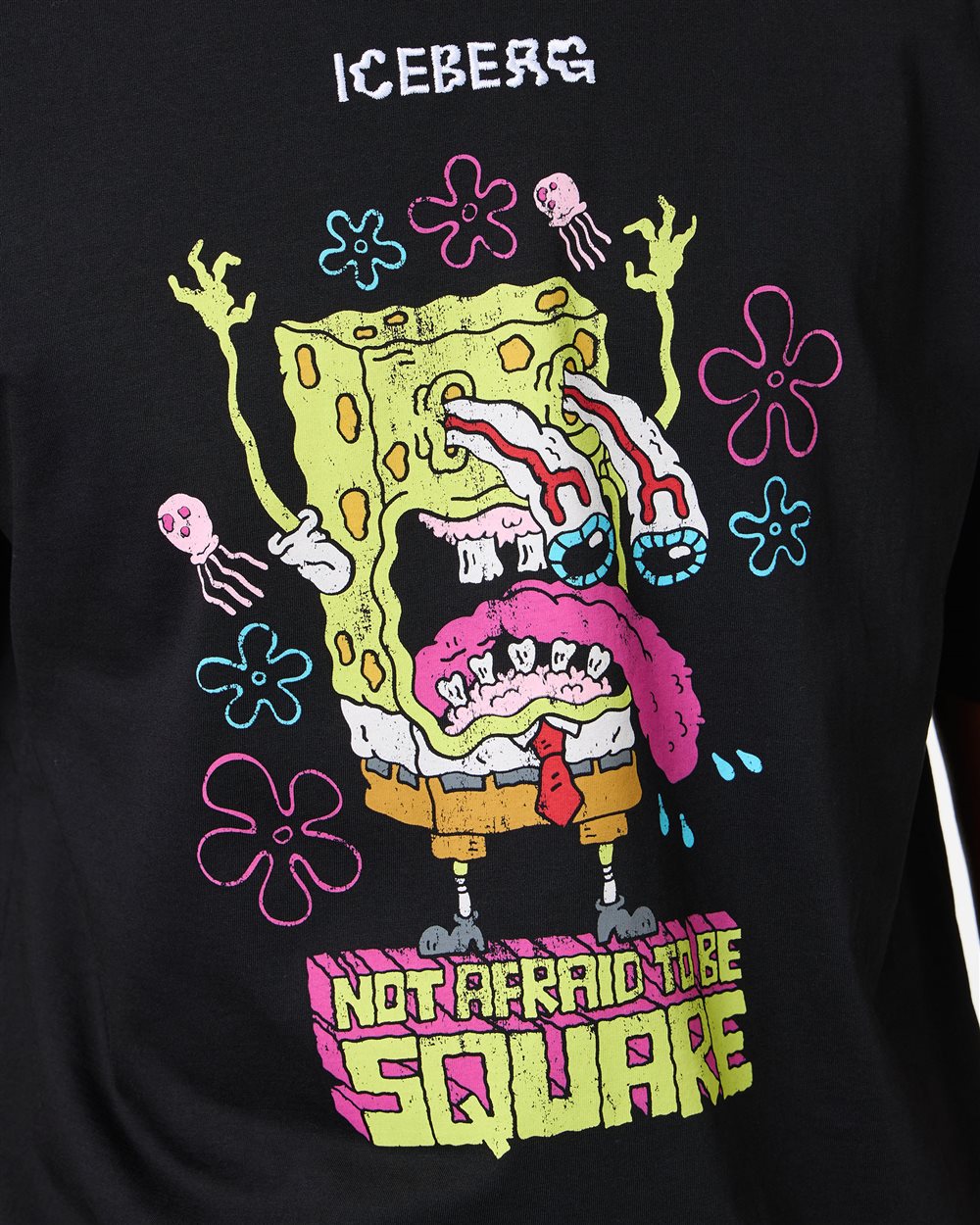 Schwarzes T-Shirt im Regular Fit mit Spongebob-Print - Iceberg - Official Website