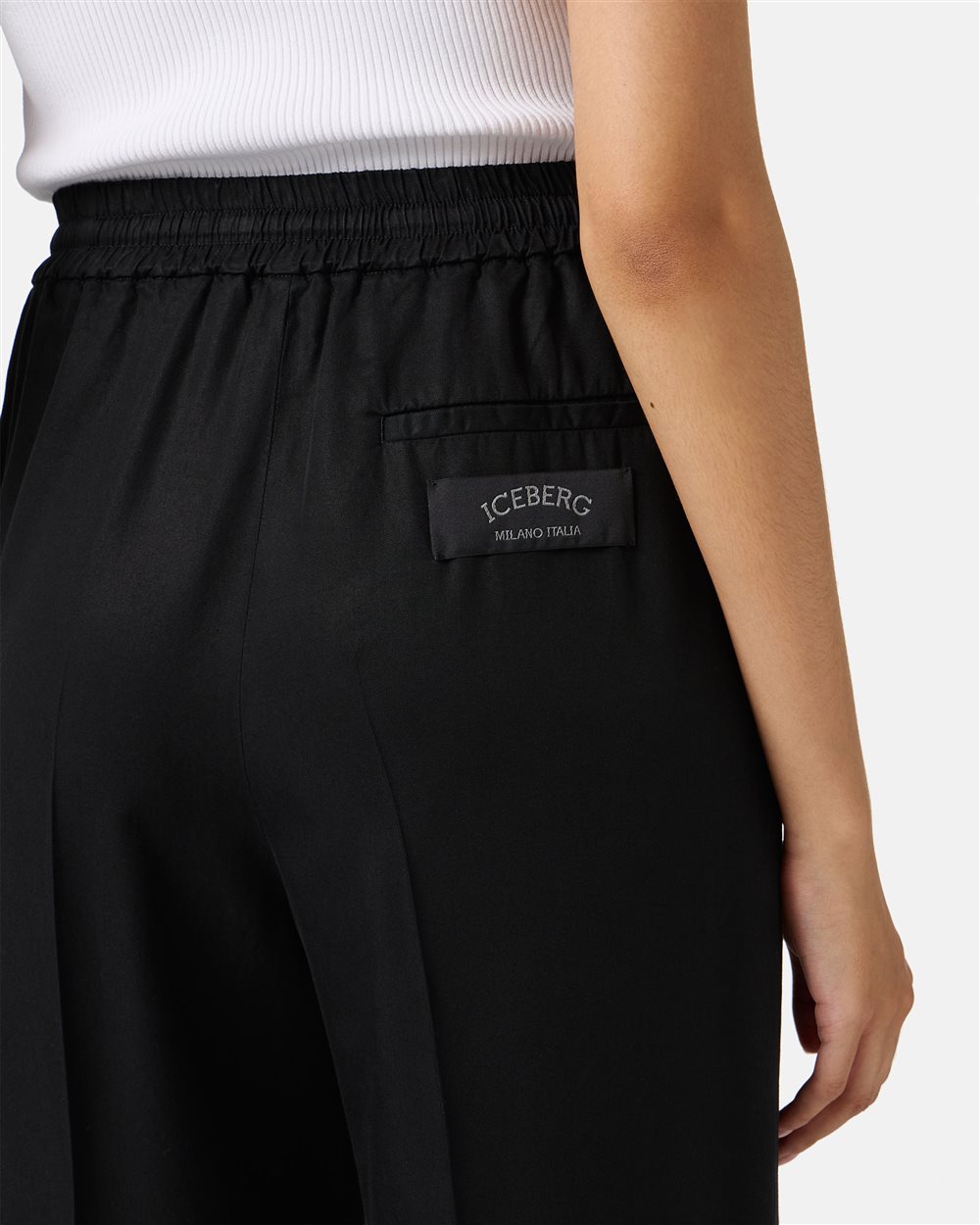 Pantalone nero jogger fit in tessuto tencel fluido - Iceberg - Official Website