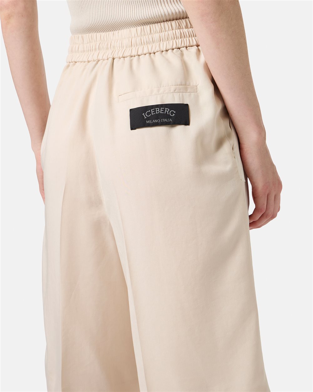 Powder-colored comfort fit Bermuda shorts in flowing Tencel fabric - Iceberg - Official Website