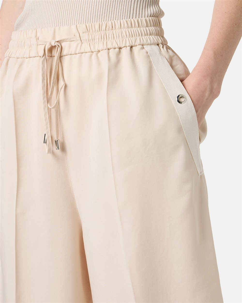 Powder-colored comfort fit Bermuda shorts in flowing Tencel fabric - Iceberg - Official Website