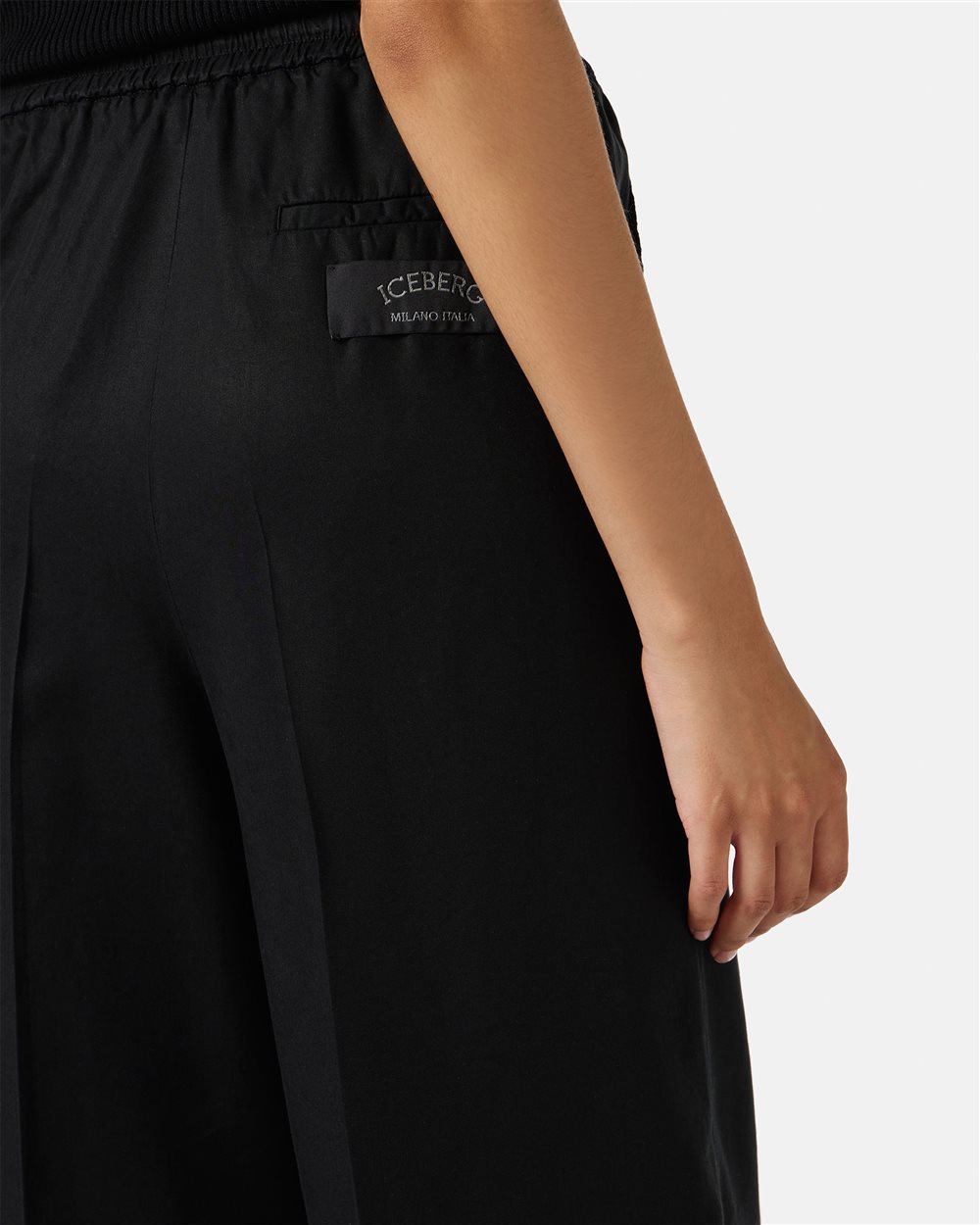 Black comfort fit Bermuda shorts in flowing Tencel fabric - Iceberg - Official Website